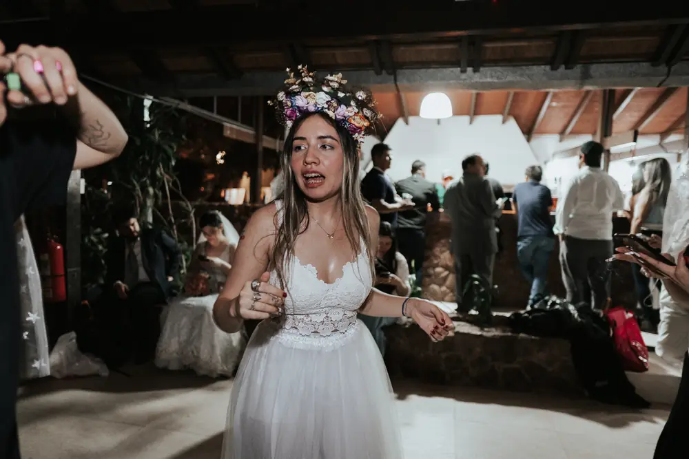 Una novia con corona de flores baila en la pista del After