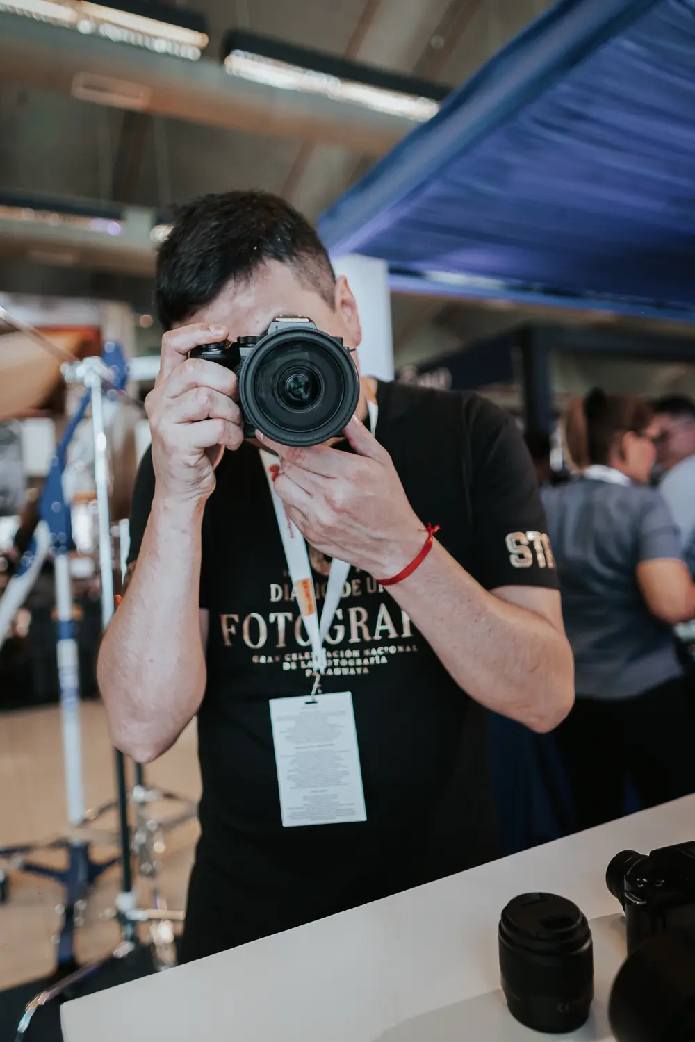 Un fotógrafo con la remera del Diario apunta su cámara al lente