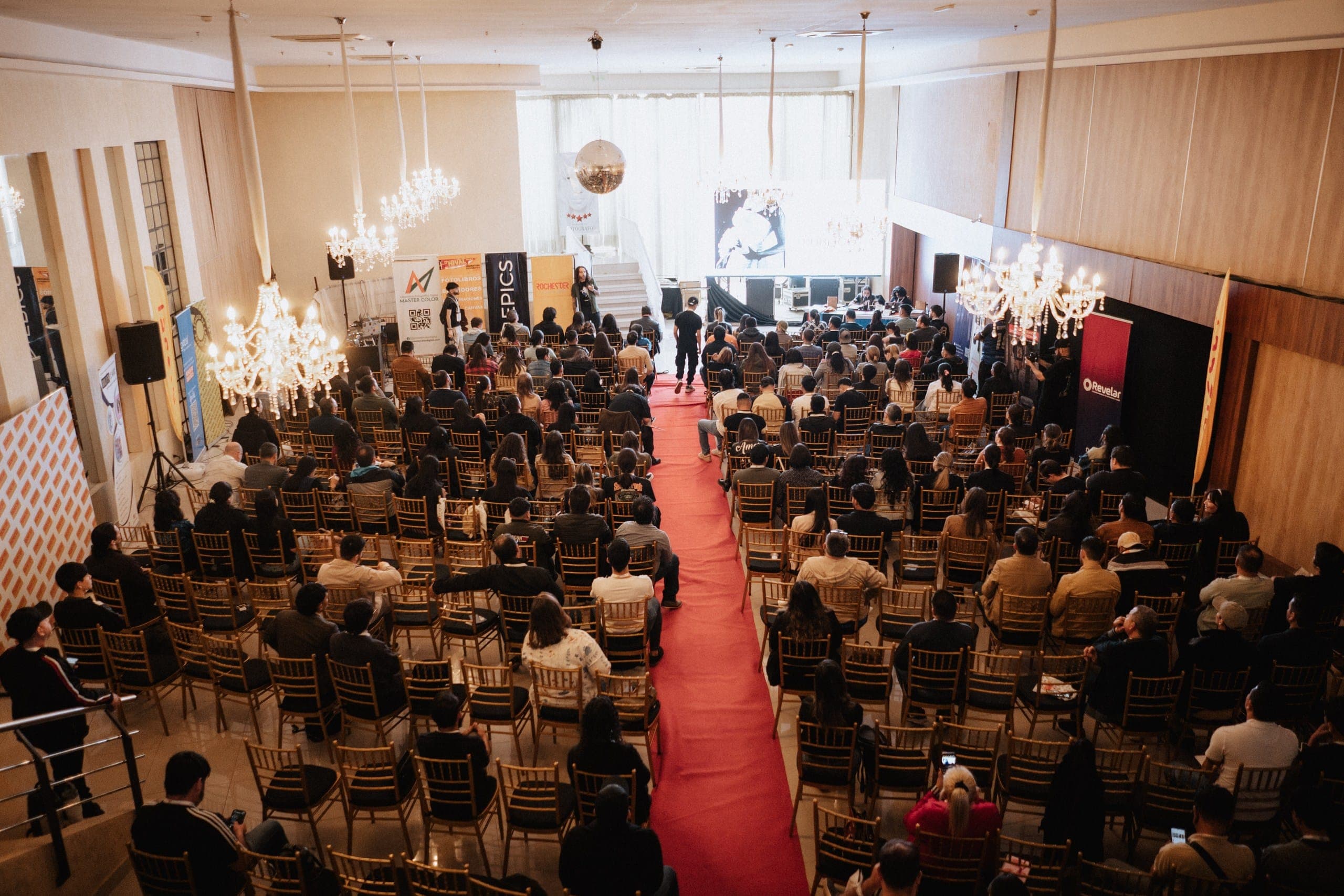 Salón lleno siguiendo una charla en el Diario de un Fotógrafo 2025