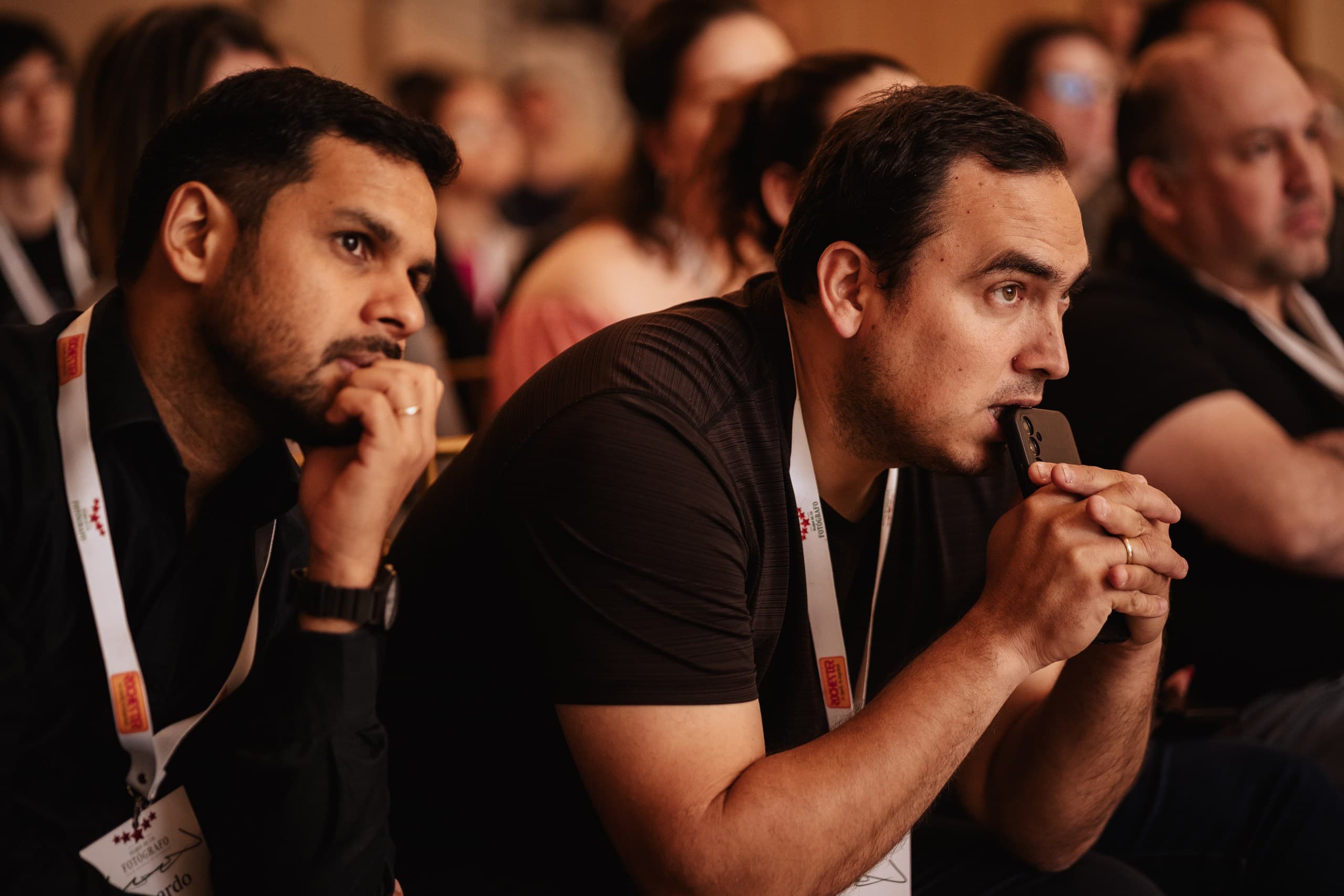 Participantes atentos a la instrucción